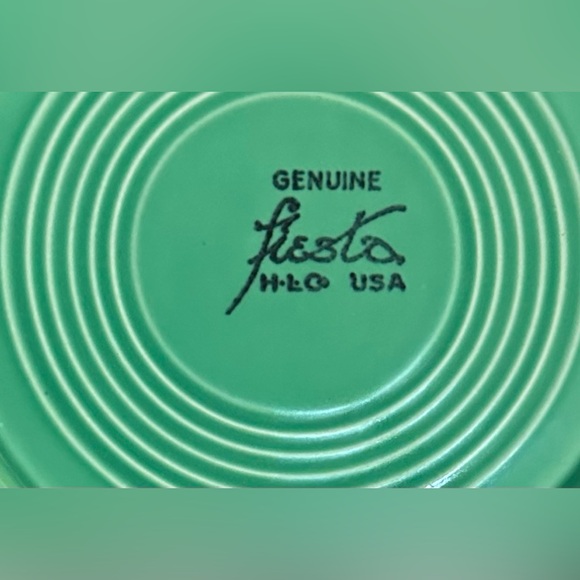 Fiestaware 2 Plates 9.5” in Retired Colors Old Ivory & Light Green (1936 - 1951) - Picture 3 of 3